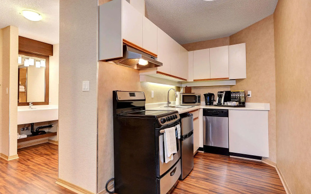 Best Western Plus Emerald Isle Hotel