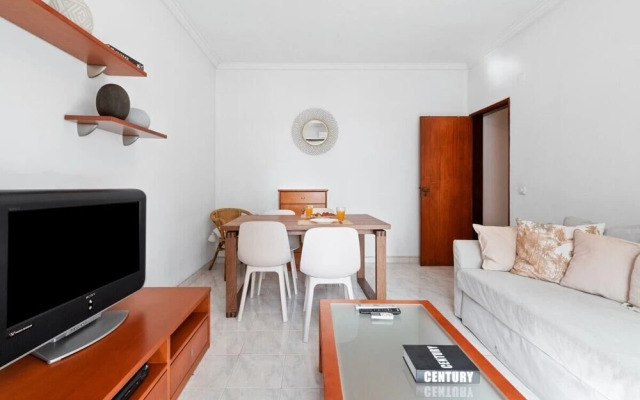 Bright & Cosy Apartment for 4 in Almada