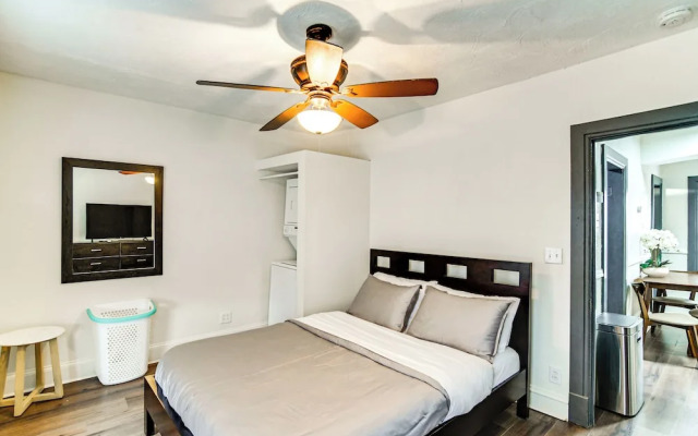 Walkable Location: Welcoming Unit in Omaha