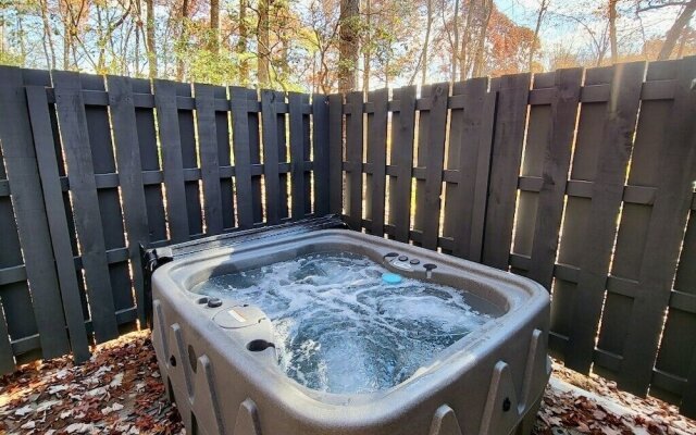 Bigfoots Retreat 2 Bedroom Chalet by RedAwning