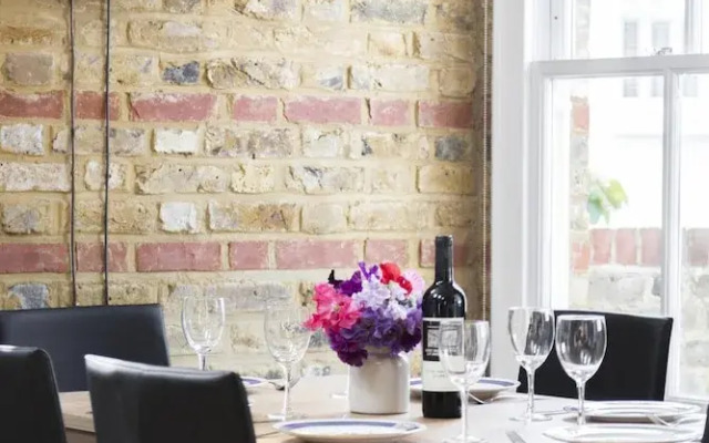 Gironde Road by Onefinestay