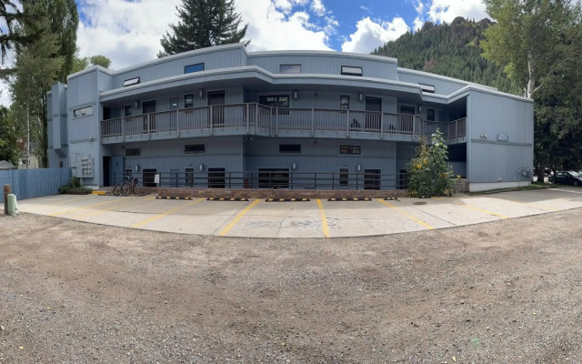 Shadow Mountain Lodge