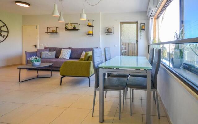 Stylish 2BR Apartment with Balcony - Yalarent