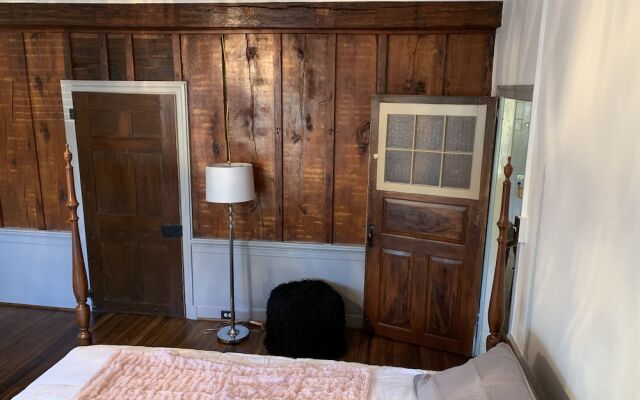 The Avenue Guesthouse and Gallery