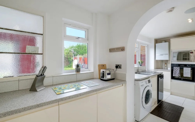Elegant 5 Bed Home with Garden- Slough