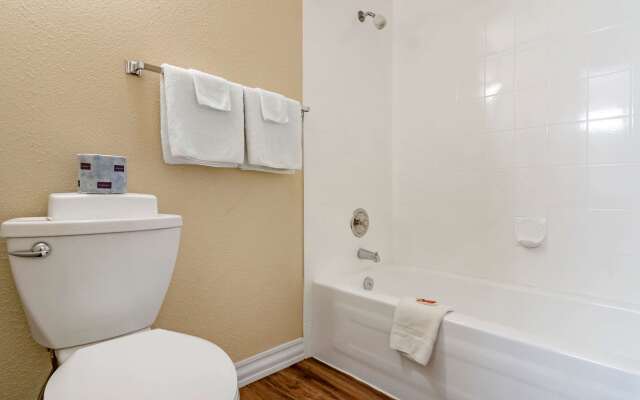 Econo Lodge Inn & Suites