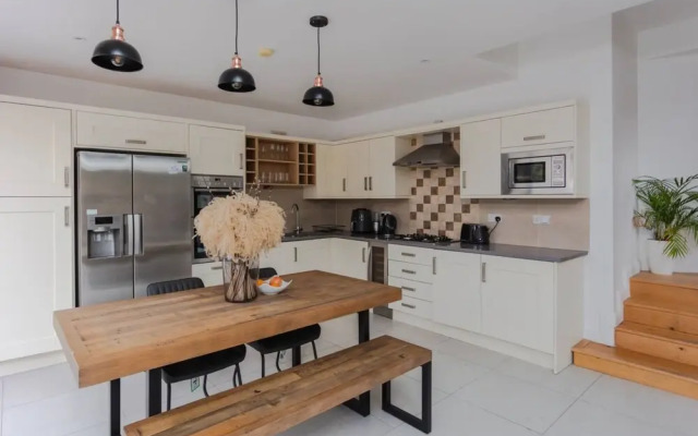 Luxury 2 Bedroom Apartment With Large Garden & gym