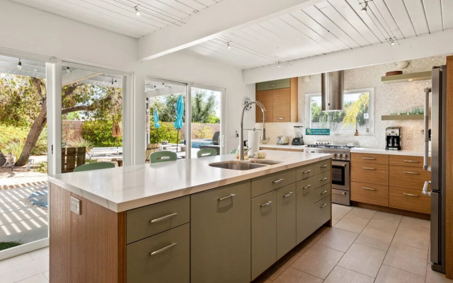 Mid Century Ranch - Private Resort-style Pool!