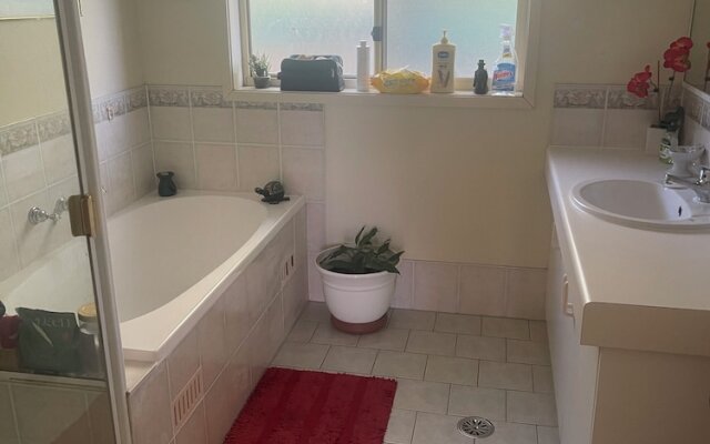 Lakeside Manor 2 Private Bedrooms with amenities