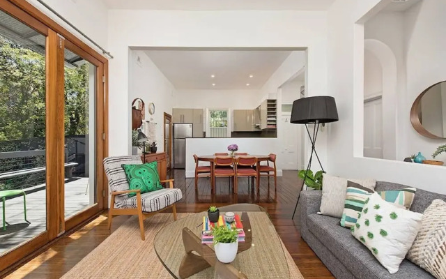 Historic 1890s House With Terraced Backyard Deck H346