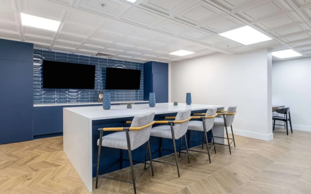 Luxury Central Apartment with Gym