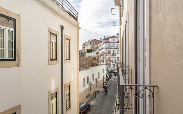 Altido Elegant Bica Apartment In Historical Centre