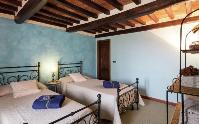 Villa in Cortona With Pool & Hill Views