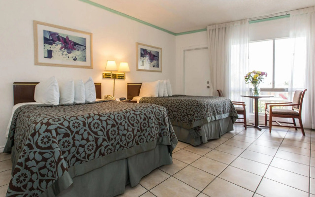 Days Hotel - Thunderbird Beach Resort