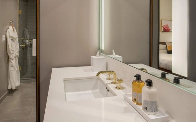 The Hi-Lo, Autograph Collection