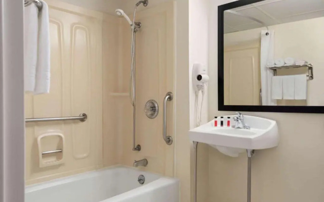 Super 8 Liverpool/ Syracuse Area