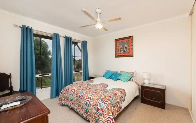 Milang Lakefront Retreat