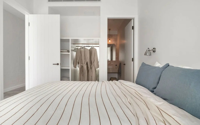 Rubus Green Berry - by Linnaeus Collection – Guest Rooms – Berry