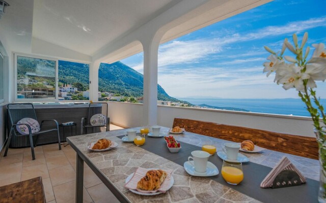 Beautiful Apartment in Makarska With Jacuzzi, Wifi and 3 Bedrooms