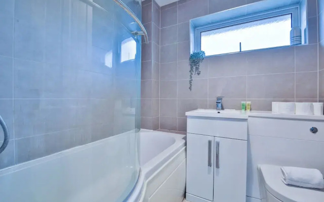 3 Bed House with Private Parking