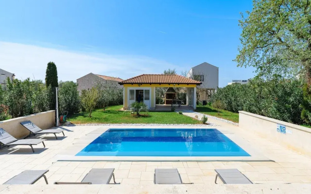 Bright Apartment With Communal Pool