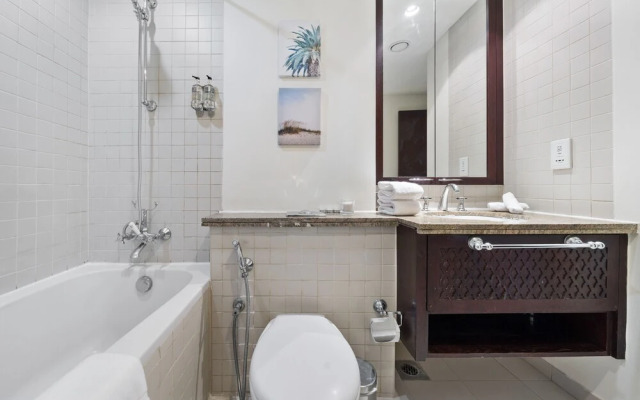 Monty - Stylish Apartment with Partial Burj Khalifa View