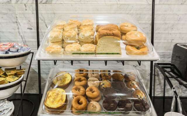 Econo Lodge Inn & Suites East