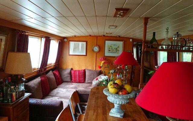 Barge Beatrice cruises on the Canal du Midi