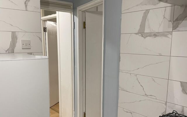 Walk to Lcy Airport/ Excel /dlr 1Br Flat