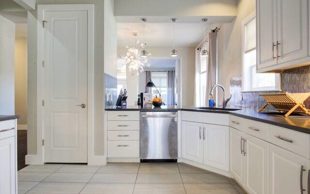 Massive 14 Bed/3.5ba Downtown Home by Domio