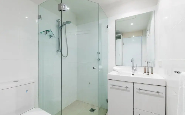 Studio in Elizabeth Bay With Pool & City Views