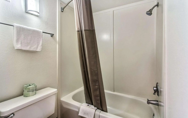 Motel 6 Salinas, CA - North Monterey Area