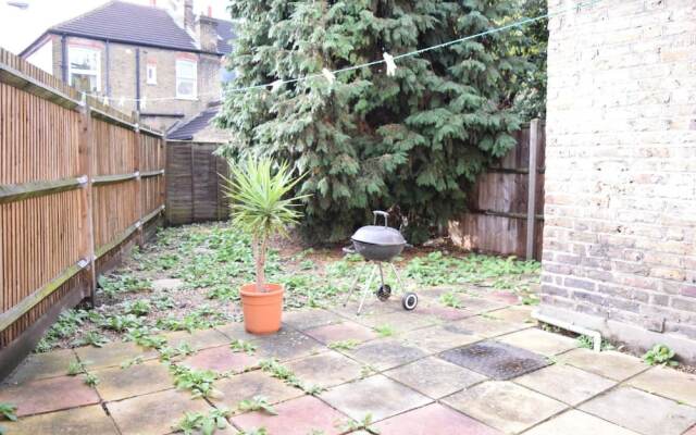 Spacious 4 Bedroom House Close to Tooting Station