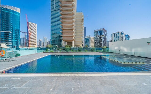 Stylish Waterfront Apartment With Views on Canal