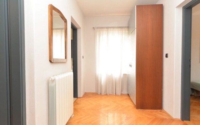 Apartment 843