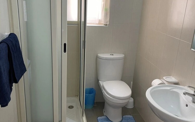 Sunset Modern Apt - Near Beach, Wifi & Cable TV