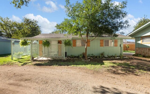 Guadalupe Bluff Farmhouse 3 Bedroom Home by Redawning