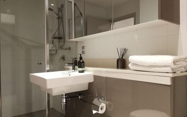 Stylish Waterfront Apt in Rhodes