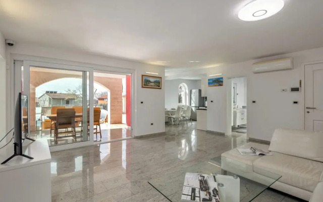 Apartment Ayni With Private Pool