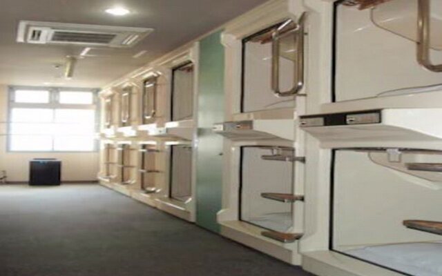 Capsule Hotel Kobe Sannomiya - Caters to men