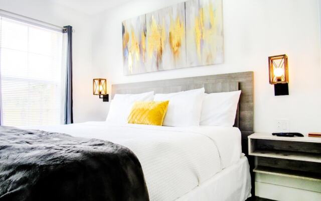 Stylish 3 Bedroom Home Private Balcony Patio