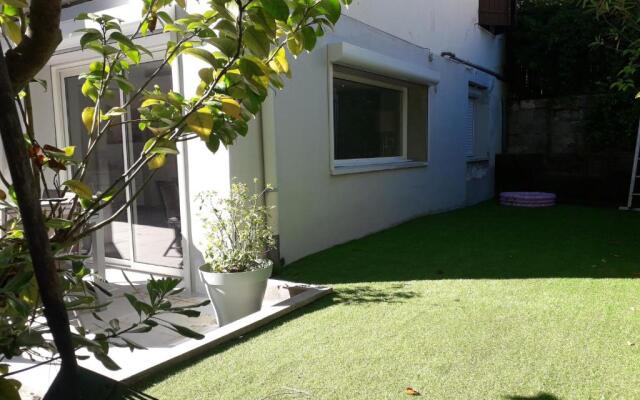 Appartement 6 Pers avec 2 Chambres cour et jardinet privatifs