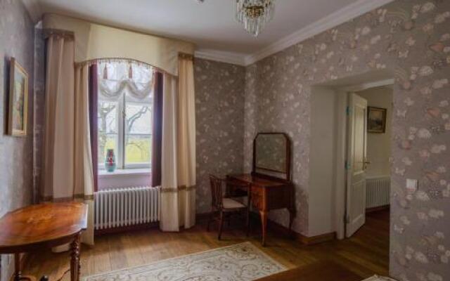Saka Manor