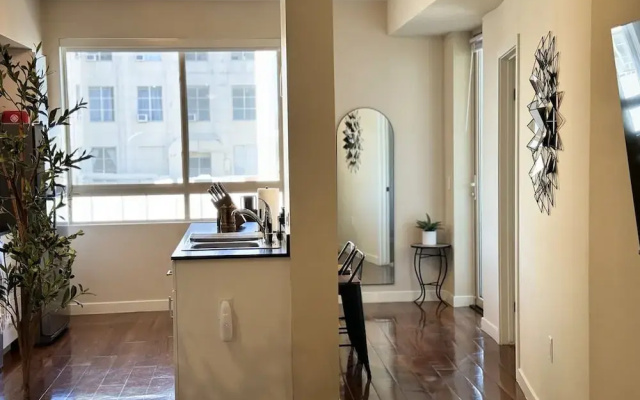 Stylish Retreat W Pool GYM Parking 10min to Cedars