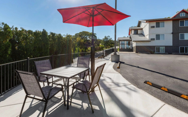 Super 8 by Wyndham Winona MN