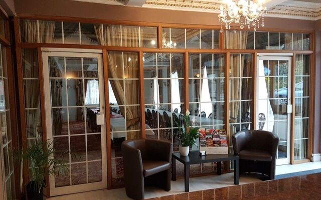 Cyrus Hotel