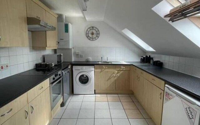 Central top Floor 2-bed Apartment in Swindon