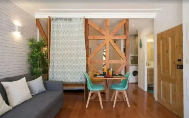 Sunny Photographer's Studio w Balcony in Alcântara