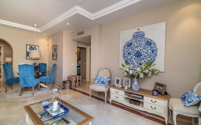 Luxury 2-bed Apartment in Elviria W/pool