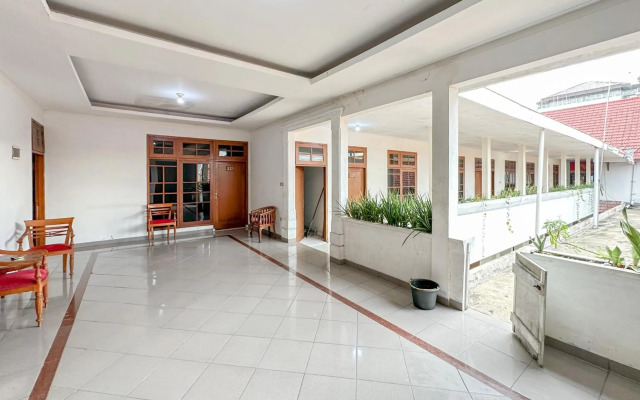 OYO 759 Hotel Dewi Sri